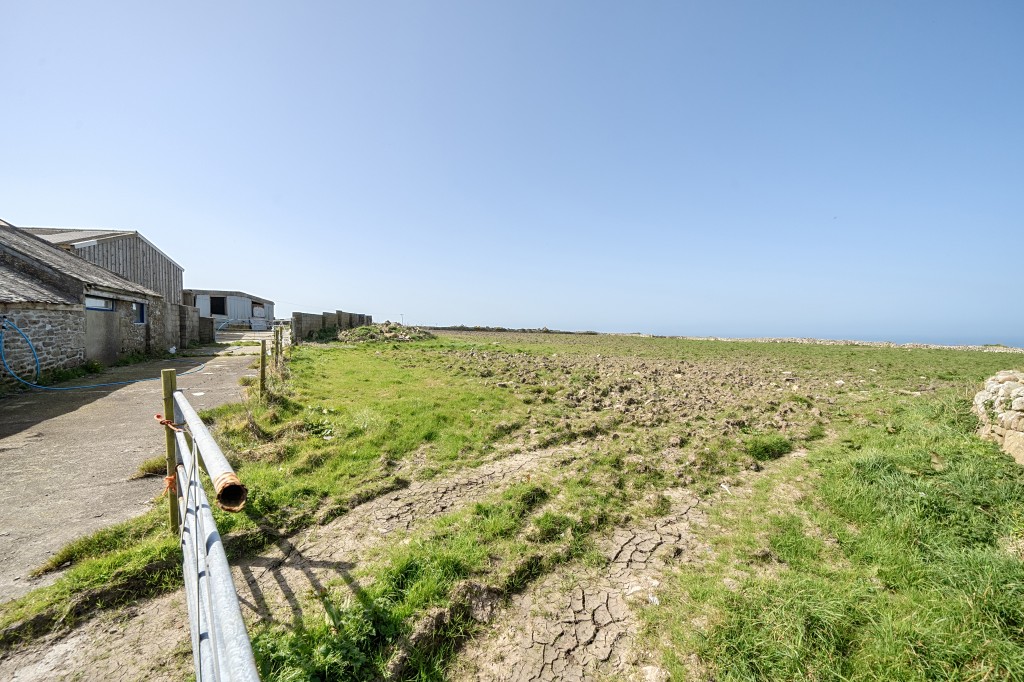 Lot: 3 - COMPLEX OF GRANITE BARNS, DUTCH BARN, CATTLE SHED FARMYARD AND LAND WITH POTENTIAL - View of field area included